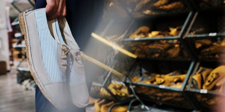 Un hombre sostiene unos zapatos frente a una tienda.
CAIB
(Foto de ARCHIVO)
30/8/2022