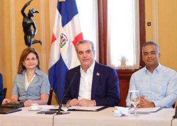 Presidente Luis Abinader, junto a la vicepresidente Raquel Peña y el ministro de la Presidencia, Joel Santos. - Fuente externa.