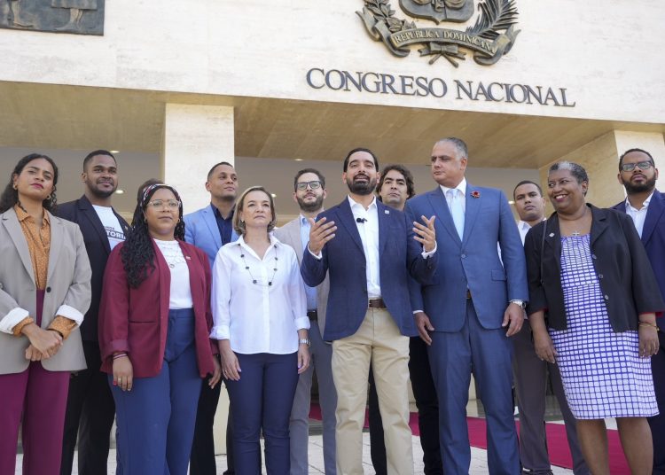 José Horacio Rodríguez, junto a otros legisladores en el Congreso Nacional. - Fuente externa.