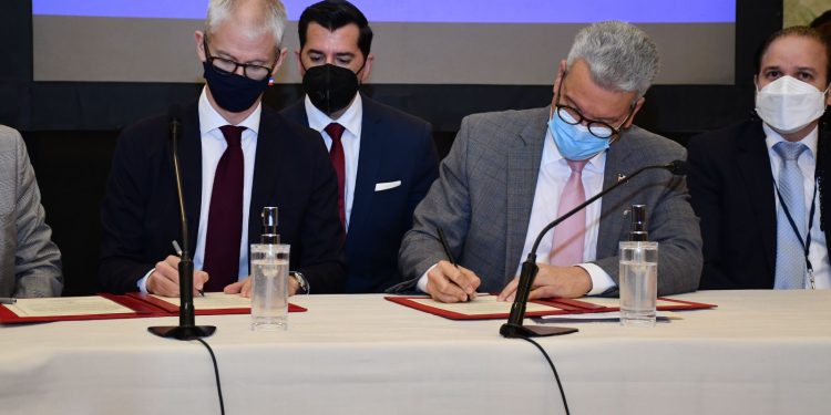El convenio fue firmado entre el ministro de la Presidencia, Lisandro Macarulla; y el ministro francés de Comercio Exterior, Franck Riester. | Fuente externa.