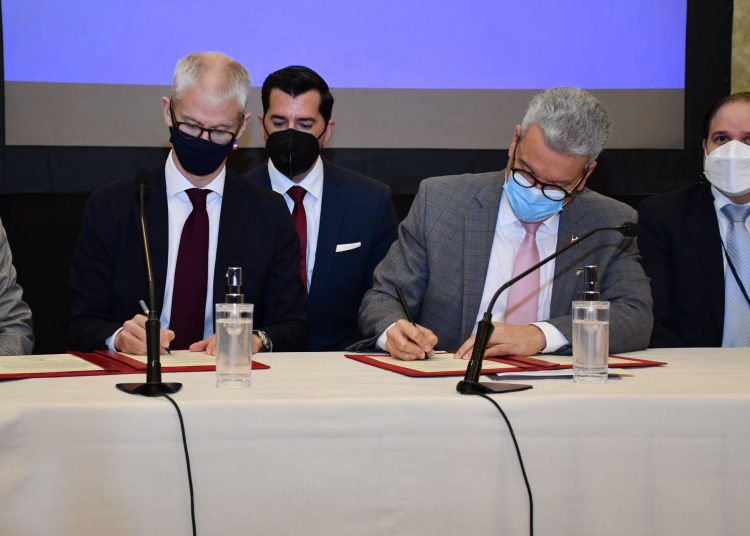 El convenio fue firmado entre el ministro de la Presidencia, Lisandro Macarulla; y el ministro francés de Comercio Exterior, Franck Riester. | Fuente externa.