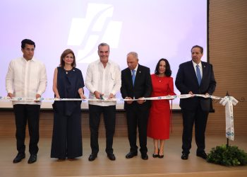 David Collado, Luis Abinader, Raquel Peña, Víctor Atallah junto a Rafael Sánchez Español y Brígida Navarro. - Fuente externa.