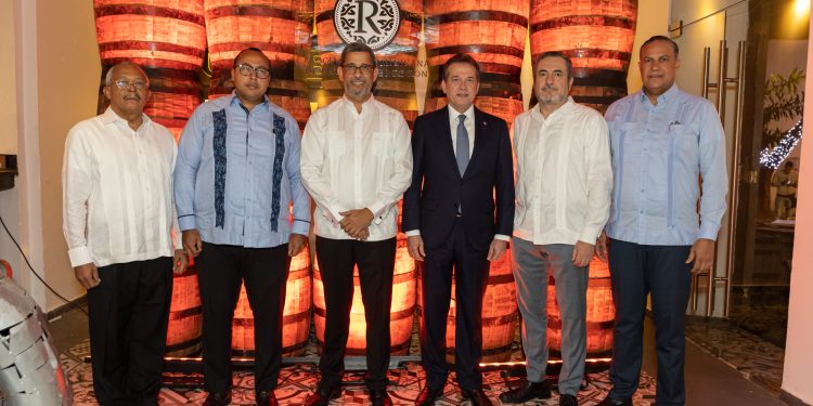 Salvador Ramos, Lorenzo Ramírez, Augusto Ramírez, Ito Bisonó, Alberto Nogueira y Ángel David Taveras Difo