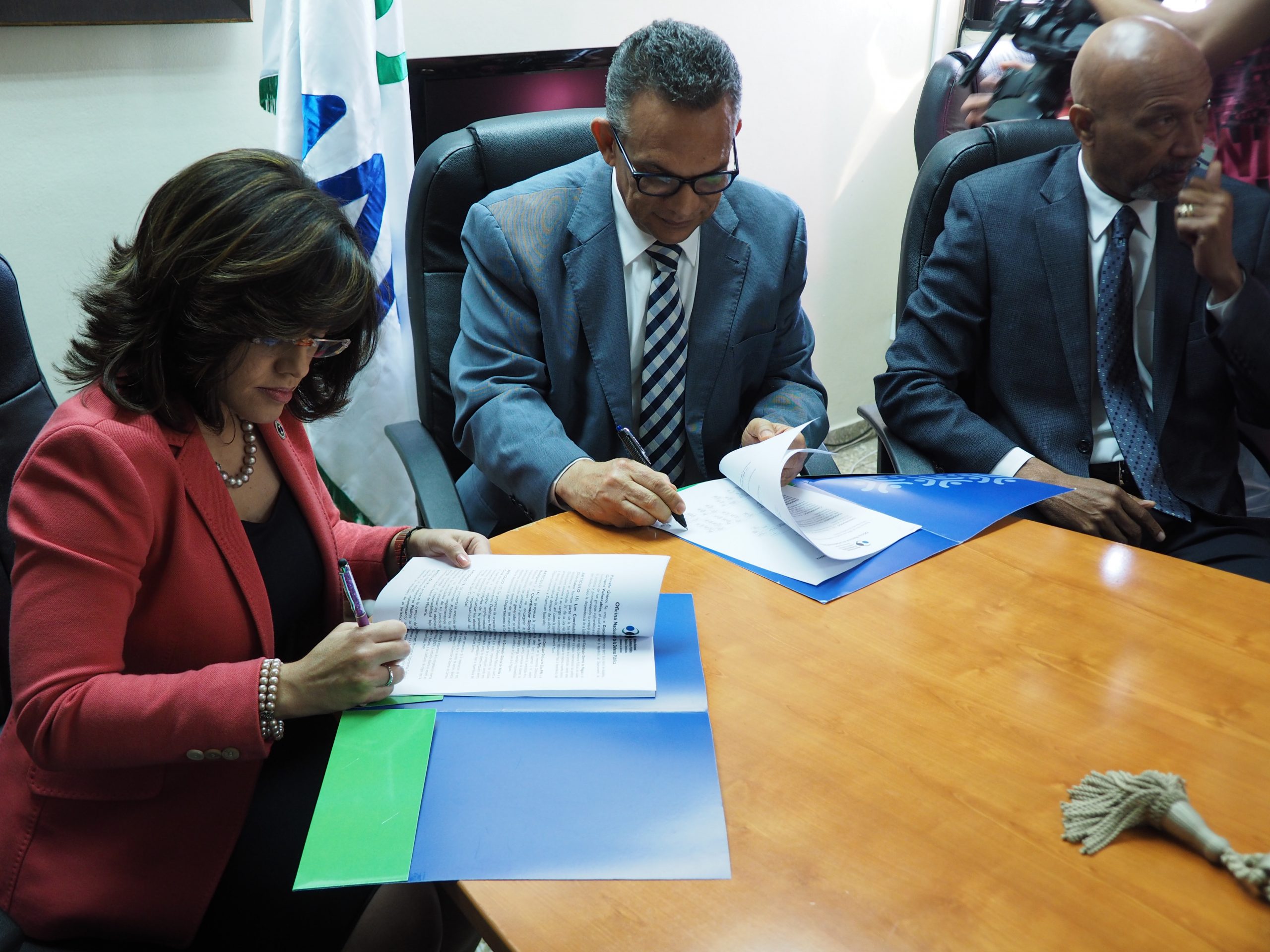 Laura Hernández y Ramón Ventura Camejo firmaron el acuerdo en la sede del Ministerio de Administración Pública.