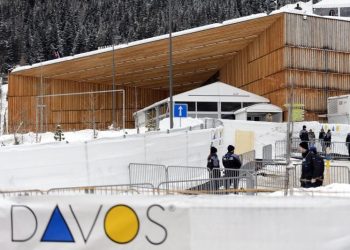 Miembros de las fuerzas de seguridad suizas se congregan en la sede del Foro Económico Mundial en Davos, Suiza. | Laurent Gillieron, EFE.