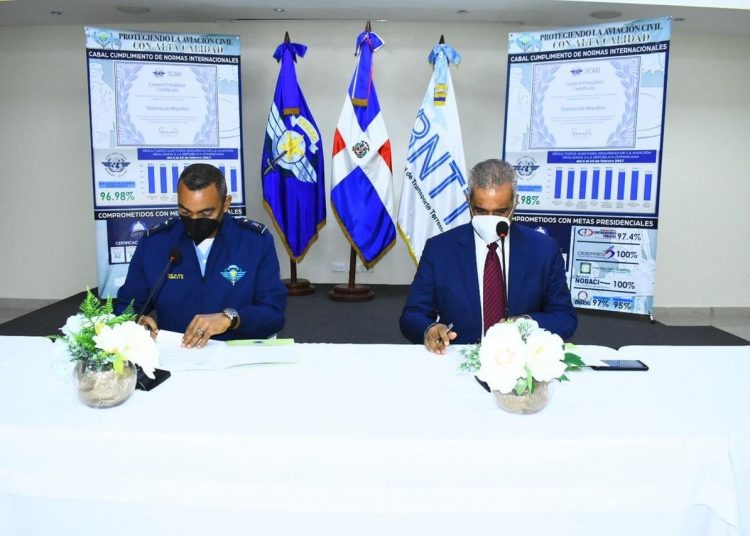 El general Carlos R. Febrillet Rodríguez y Armando Rivas firman el acuerdo.