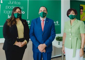 Jenny Arias, Carlos Velásquez y Teodosa Agramonte, ejecutivos de Banco Caribe