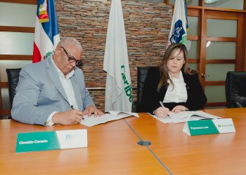 Osvaldo Canario y Francesca Luna rubrican acuerdo entre Banco Caribe y Conadis.