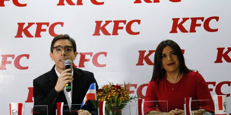 Pablo Girard y Vanessa González, ejecutivos en el país de KFC.