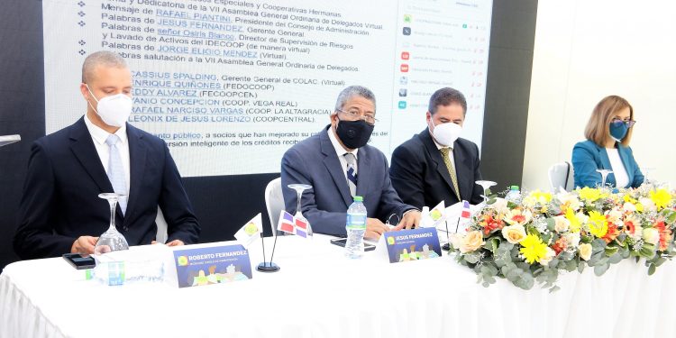 Roberto Fernández, secretario del consejo de administración de Coopnazonaf; Jesús Fernández, gerente general; Rafael Piantini, presidente, y Gloria Cepeda, presidenta del comité de vigilancia.