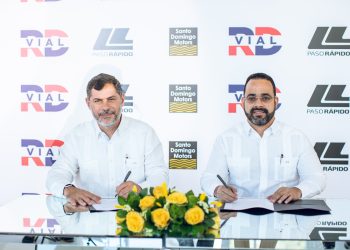 Foto 2, Aníbal Rodríguez y Efraín Hirujo firman el acuerdo.