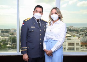 El director de la Policía Nacional, Eduardo A. Then, y la directora ejecutiva de Adesinc, Katia Salomón.