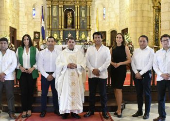Suny Canchari, Lizzie González, Carlos Butrón, Reverendo Nelson Clark, Arturo Marroquín, Lorena Gutiérrez, Mario Medina y Ubaldo Dedio.