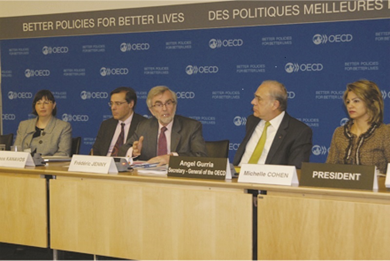 Valérie Paris, Manos Kanavos, Frádéric Jenny, Ángel Gurria y Michelle Cohen, durante la reunión de la Organización para la Cooperación de Desarrollo Económico (OCDE).