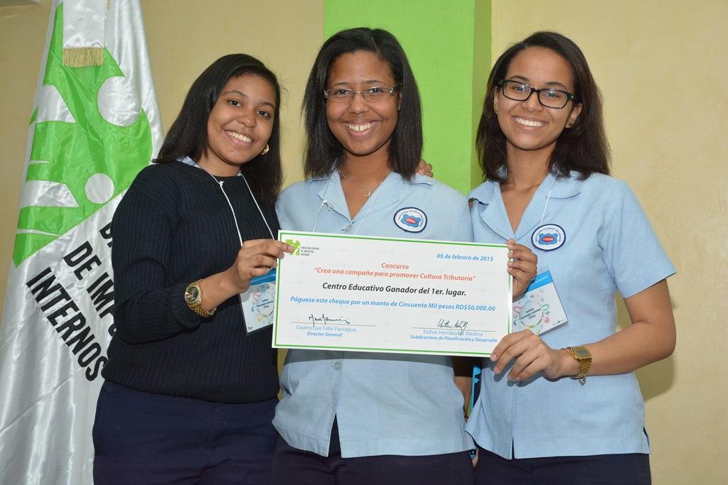 Estudiantes del Instituto Tecnológico Salesiano (ITESA), reciben el premio del primer lugar del concurso sobre educación tributaria, organizado por la DGII.