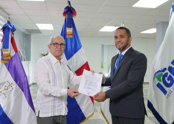 El director nacional de Mensuras Catastrales, agrimensor Ridomil Rojas, recibe de Bolívar Troncoso Morales, director nacional del IGN-JJHM, la certificación de las CORS. | Fuente externa.