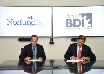 Federico Fernández, director regional para Latinoamérica de  Norfund y Juan Carlos Rodríguez Copello presidente del Banco BDI, durante la suscripción del acuerdo.