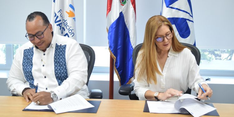 Lorenzo David Ramírez Uribe y María Isabel Pérez, durante la firma del acuerdo.