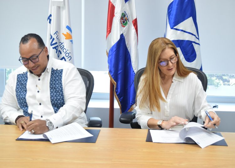 Lorenzo David Ramírez Uribe y María Isabel Pérez, durante la firma del acuerdo.
