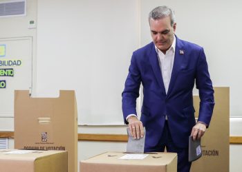 Luis Abinader ejerciendo el derecho al voto en las elecciones municipales de febrero pasado. | Fuente externa.