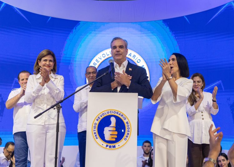 Luis Abinader, presidente de República Dominicana, junto a la vicepresidente Raquel Peña, y la primera dama, Raquel Arbaje. - Fuente externa.