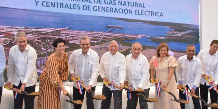 El presidente Luis Abinader encabezó el primer palazo del megaproyecto energético, junto a los ejecutivos de los consorcios energéticos Manzanillo Gas & Power y  Manzanillo Energy. | Lésther Álvarez.