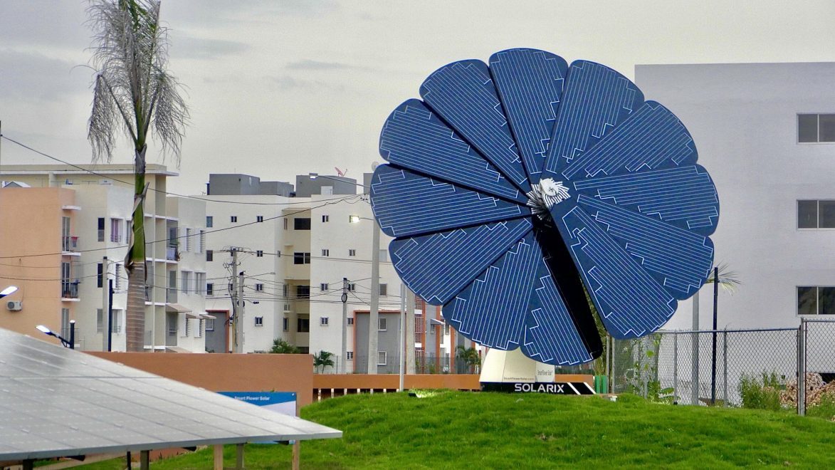 girasol solar inteligente donado por fundación aes dominicana al parque temático en ciudad juan bosch. (1)