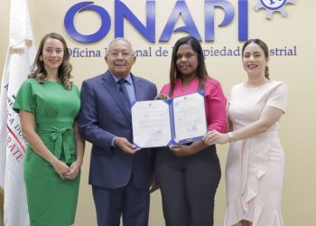 Gloria Reyes, Salvador Ramos y Michelle Guzmán, directores de las entidades aliadas, entregan certificado a una de las emprendedoras. | Fuente externa.
