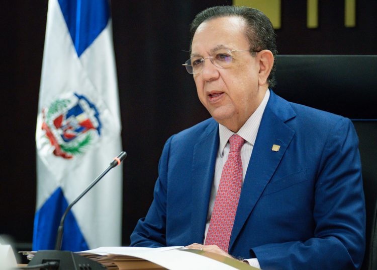 Héctor Valdez Albizu, gobernador del Banco Central, habla sobre el fondo de garantía.