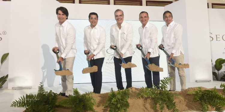 El presidente Luis Abinader encabezó el primer palazo para la construcción del complejo turístico de lujo Secrets Tide Punta Cana & Resort Spa. | Fuente externa.