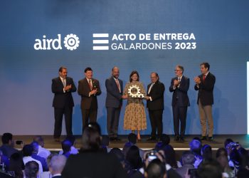 Miguel Feris Chala recibió el galardón de parte de la AIRD. - Fuente externa.