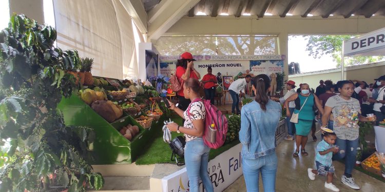 Visitantes pasaron por los estantes de la Feria Agropecuaria (Agropenor). La Feria se celebró del 6 al 8 de mayo en San Francisco de Macorís, Duarte. | Irmgard De La Cruz