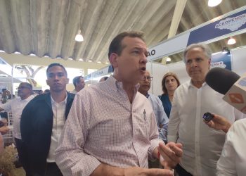 El ministro de Industria, Comercio y Mipymes (MICM), Víctor Bisonó, durante su visita a la Feria Agropecuaria de la Región Norte (Agropenor). | Irmgard De la Cruz.
