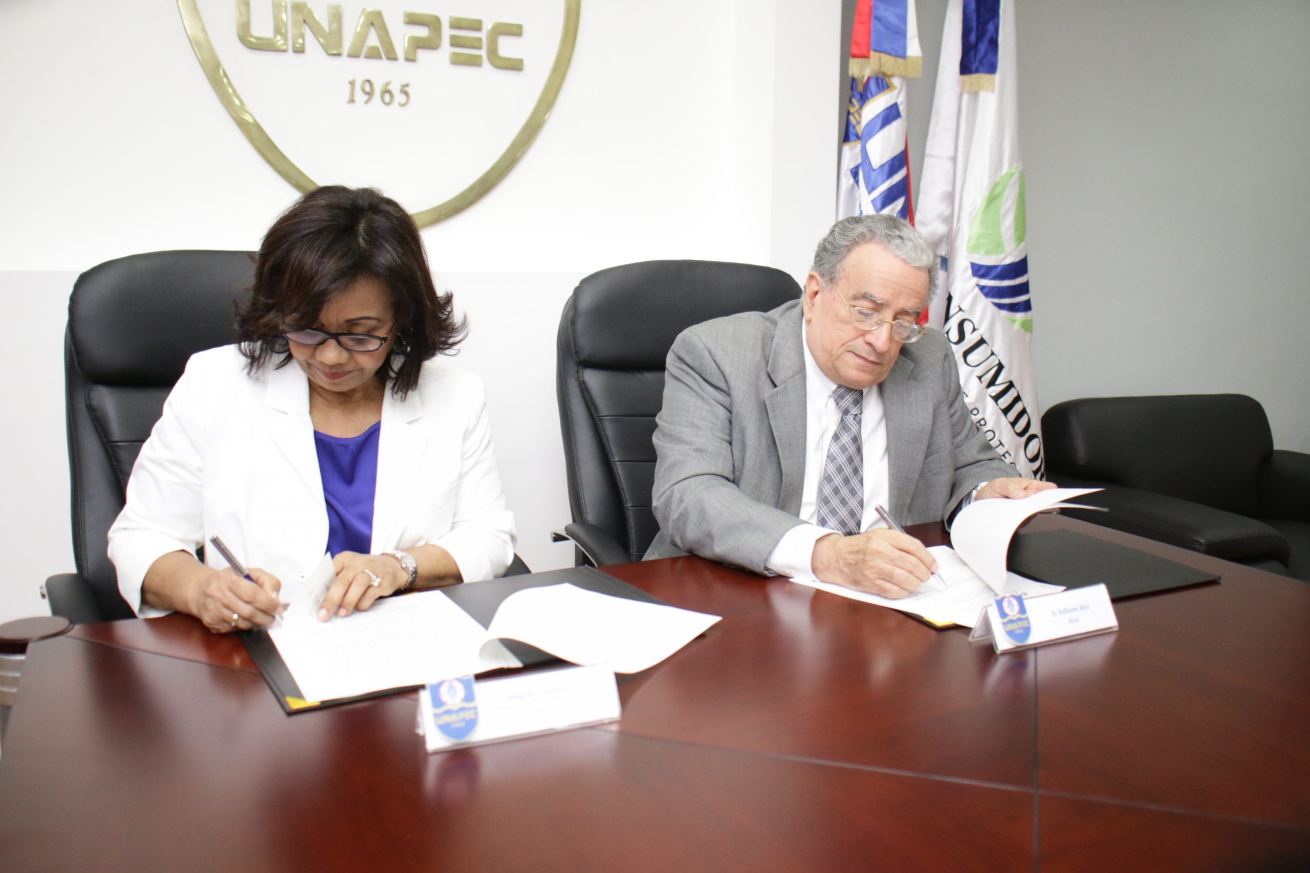 Altagracia Paulino y Radhamés Mejía Tejeda firman el convenio en la sede de la Unapec./elDinero