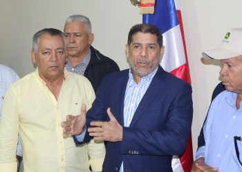 Limber Cruz, ministro de Agricultura, ofreció declaraciones junto a arroceros dominicanos. - Ronny Cruz.