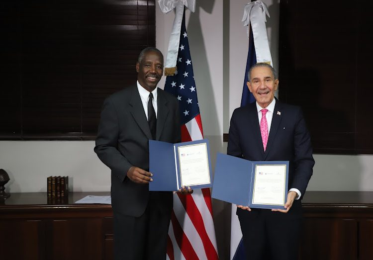 El ministro de Educación Superior, Franklin García, junto a Isiah Parnell, encargado de Negocios de la Embajada de Estados Unidos en República Dominicana. - Fuente externa.