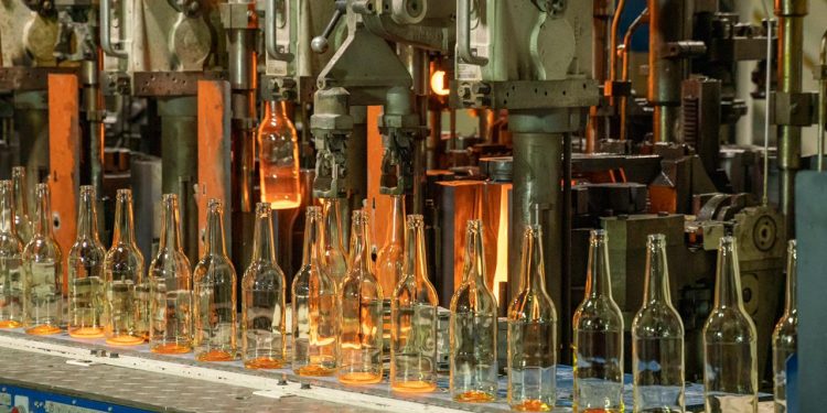 Planta de fabricación de botellas de vidrio. | Cervecería Nacional Dominicana.