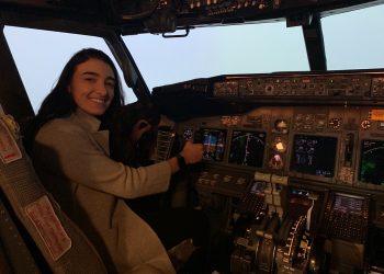 Isabel Torrón, fundadora y CEO de Manova Aviation en simulador. | Fuente externa.