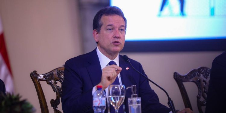 El ministro de Industria, Comercio y Mipymes, Víctor Bisonó.