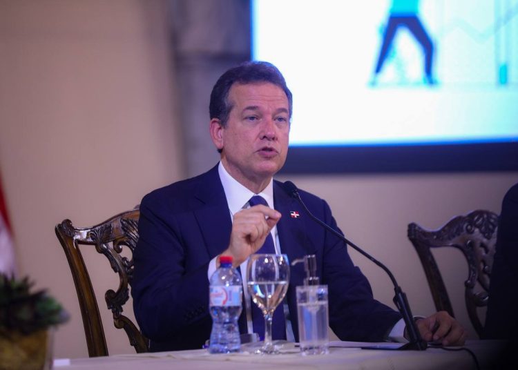 El ministro de Industria, Comercio y Mipymes, Víctor Bisonó.
