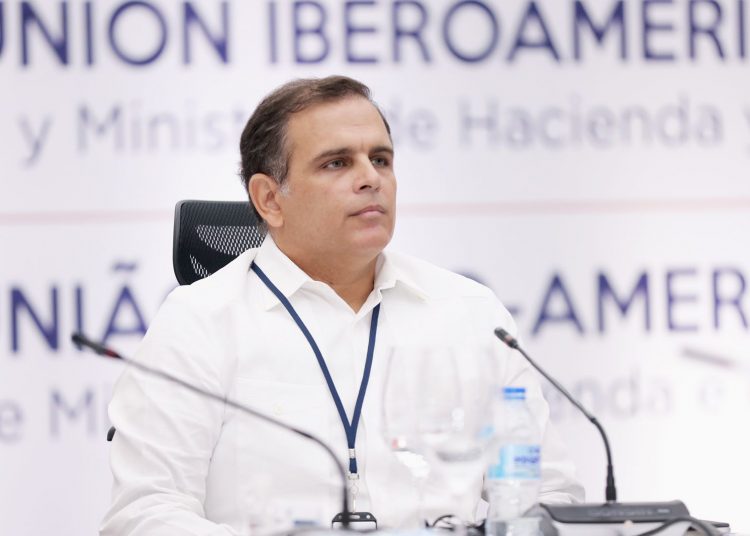 Jochi Vicente, ministro de Hacienda.