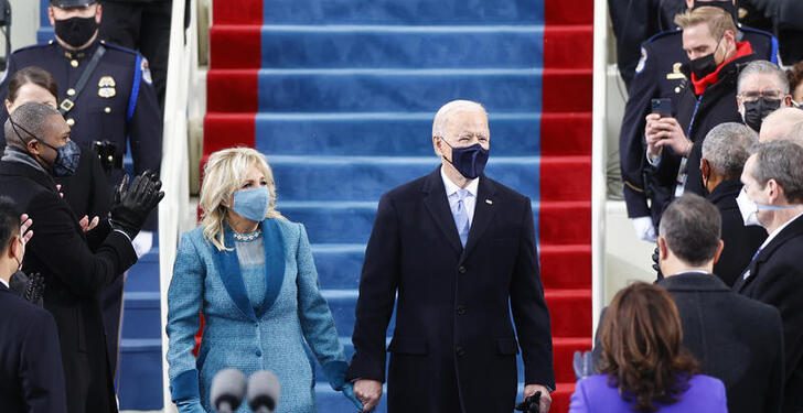Joe Biden y Jill Biden a su llegada a las escalinatas del capitolio para la inauguración como presidente de los EEUU. | Jim Bourg, Reuters.