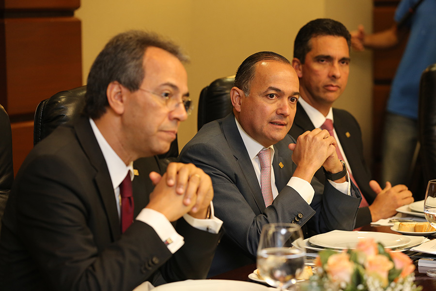 Los ejecutivos del Banco Popular, José Mármol, Juan Lehoux y  Francisco Ramírez. durante la actividad.