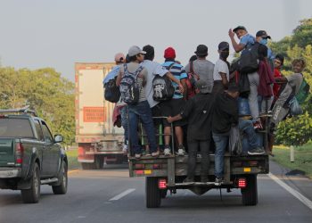 Grupo de migrantes viajando en un vehículo durante una caravana que se dirige a Ciudad de México - EFE/ Juan Manuel Blanco