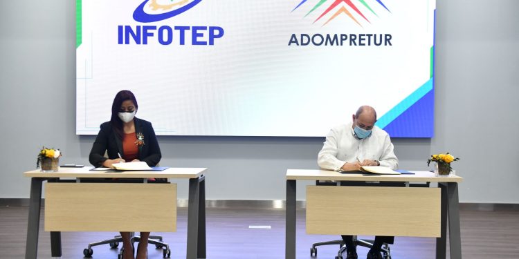La presidenta de Adompretur, Yenny Polanco Lovera, y el director general del Infotep, Rafael Santos Badía.