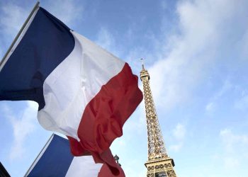 Bandera francesa y la Torre Eiffel - Fuente externa.