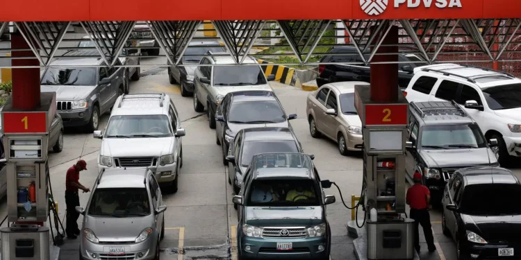 Largas filas en Venezuela para abastecerse de gasolina. | Marco Bello, Reuters.