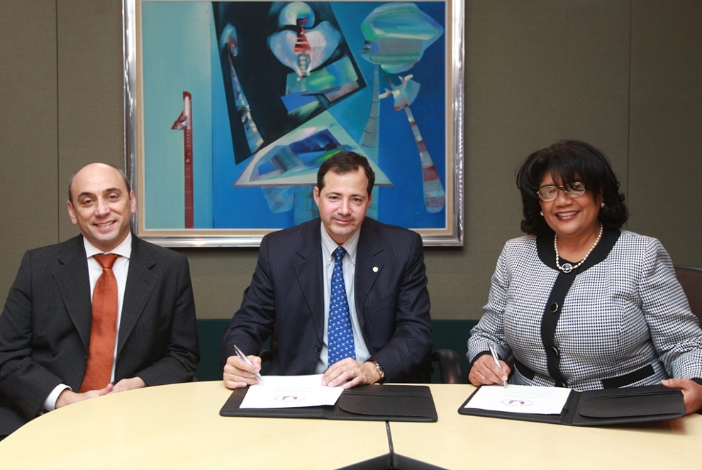 Lorenzo Jiménez de Luis, Steven Puig y Sonia Díaz durante la firma del acuerdo./elDinero