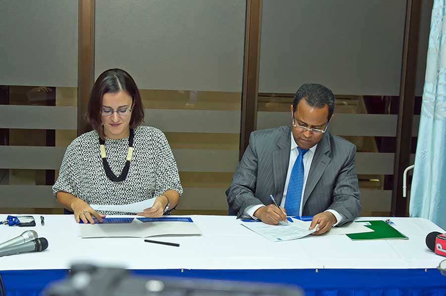 Luciana Mermet, representante adjunta del PNUD; y Yuri Rodríguez Santos, director de general de Inabima./elDinero