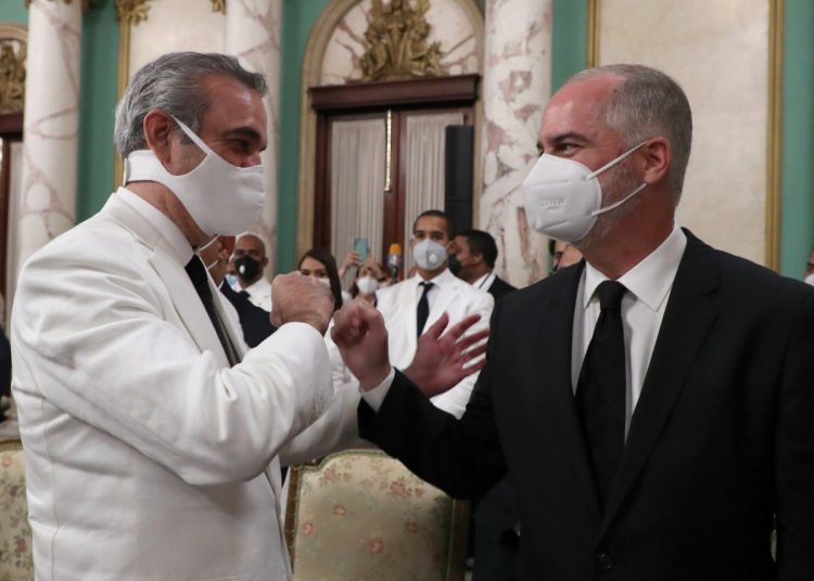 El presidente Luis Abinader saluda en el Palacio a Alejandro Fernández W. el día 16 de agosto, tras su juramentación como superintendente de Bancos.